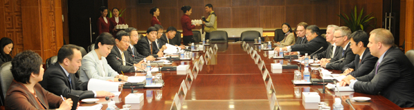 Le ministre Fast rencontre le ministre du Commerce Chen Deming, en Chine