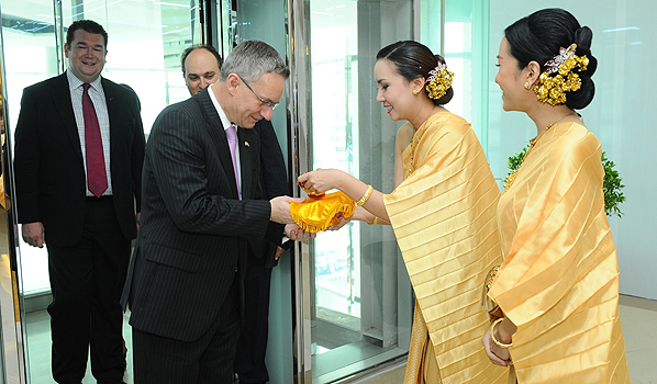 Le ministre Fast lors de l’inauguration de la première boutique Blackberry Lifestyle en Thaïlande.