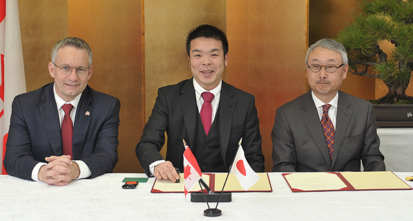 Le ministre Fast souligne un important accord commercial au Japon.