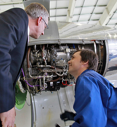 Le ministre Fast visite le hangar technique de Tulpar Air à Kazan, en Russie