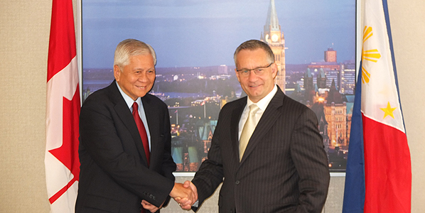 Minister Fast meets with Albert F. Del Rosario, Secretary of Foreign Affairs of the Philippines