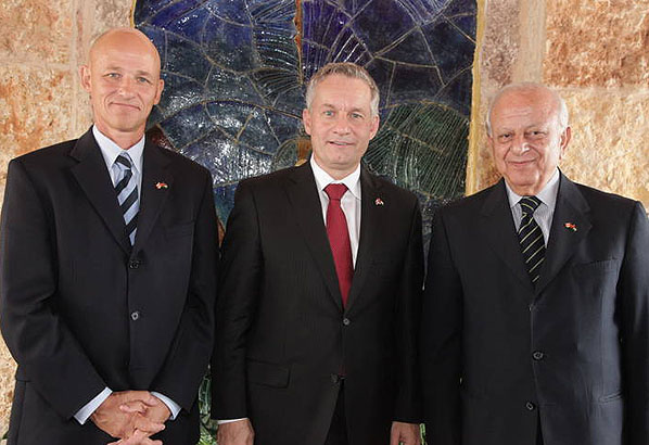 L’ambassadeur du Royaume hachémite de Jordanie, Mark Gwozdecky, le ministre Fast et le ministre de l’Industrie et du Commerce de la Jordanie, M. Shabib Ammari.