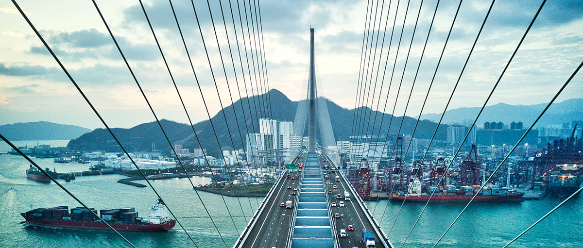 Pont à double travée surplombant une voie navigable et des installations portuaires