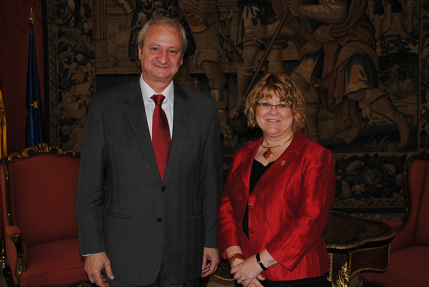 La ministre d’État Ablonczy rencontre Fernando Román García