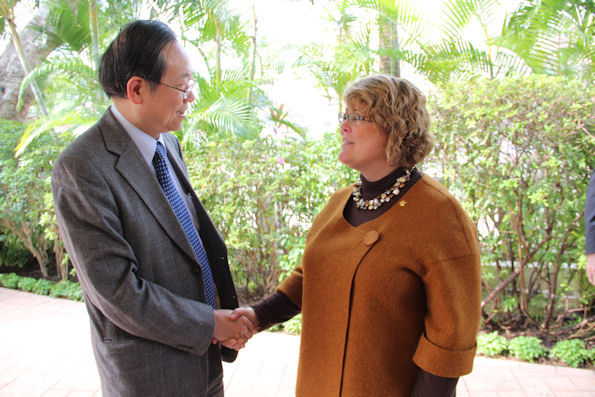 La ministre Ablonczy rencontre le secrétaire à la Sécurité de Hong Kong