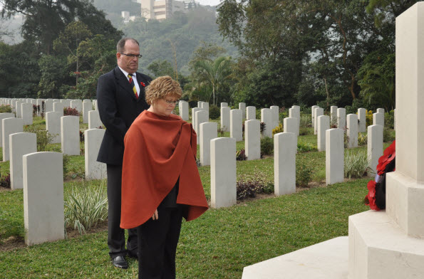 La ministre Ablonczy visite le cimetière militaire de Sai Wan