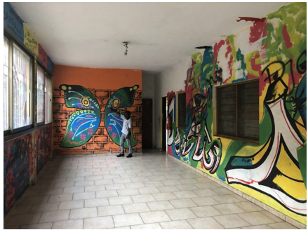Figure 9: Une photo de la salle des arts, décorée par des enfants vulnérables vivant dans l'un des centres résidentiels soutenus par le projet « Appui à des initiatives de protection des enfants et des jeunes en RDC ».