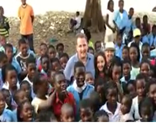 Le personnel de l'ambassade au Mozambique pose pour une photo dans une école locale d'une région pauvre du pays.