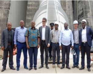 Le personnel de l'ambassade en République démocratique du Congo des secteurs de la diplomatie, du commerce et de l'assistance internationale pose aux côtés de l'ambassadeur lors d'une visite conjointe au Kongo Central.