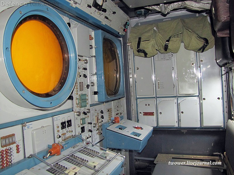 L’intérieur d’une unité SA-15 constitué d’écrans, de boutons et de modules externes.
