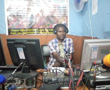 Un homme travaille dans une station de radio communautaire au Kenya