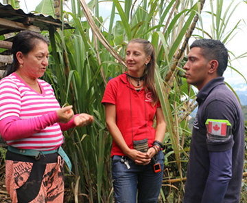 Blanca Doly Giraldo (à gauche), bénéficiaire directe de l’activité de déminage de HALO, accompagnée de Zita Nazha, responsable des opérations, et d’Alejandro Quintana, superviseur principal des opérations, à Vereda El Rosario, Argelia, Antioquia.