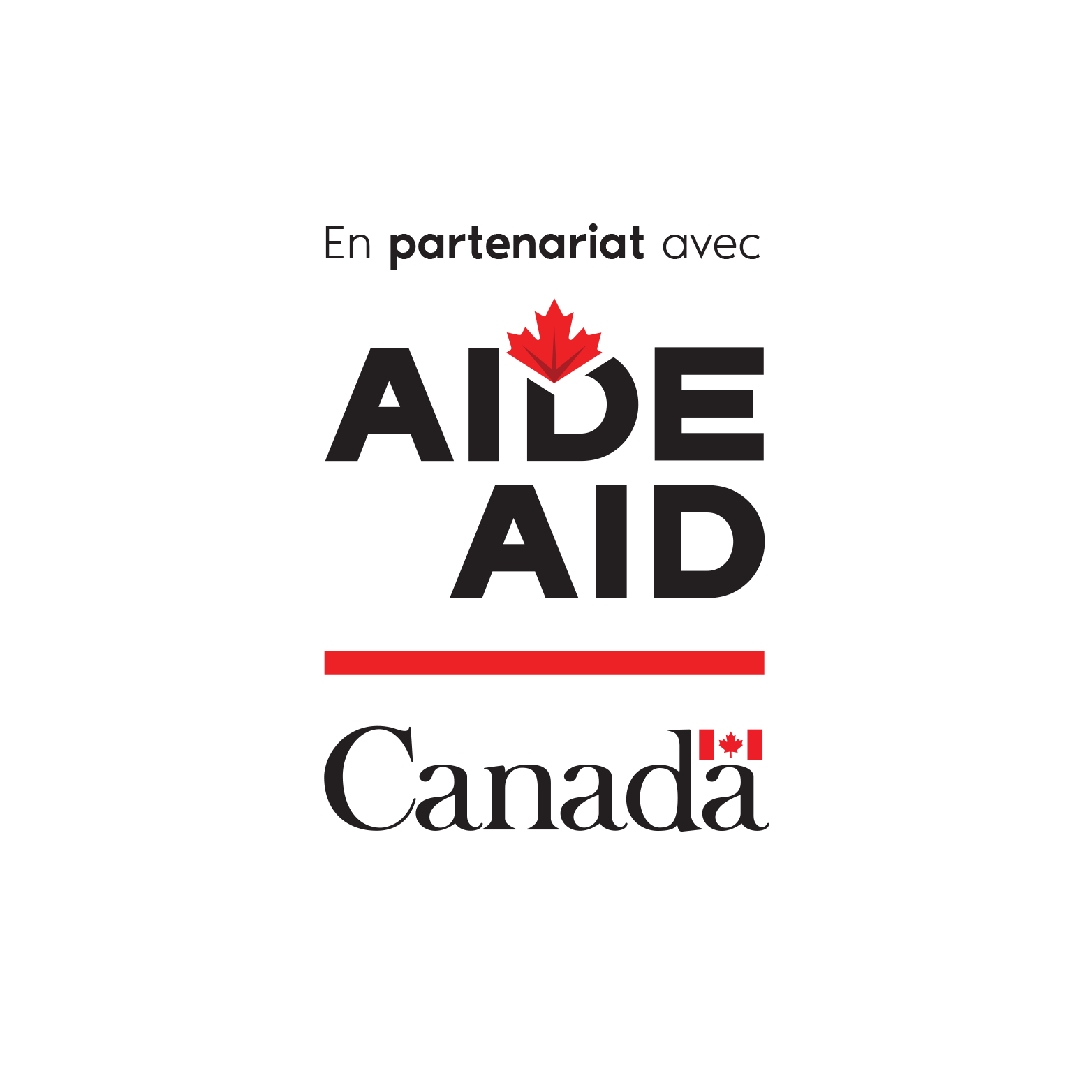 L’image montre les mots « En partenariat avec » en haut de l’image, le mot « Aide » en majuscules avec une feuille d’érable apposée au haut du « D », l’équivalent anglais « Aid » en dessous, également en majuscules, une ligne horizontale rouge et le mot-symbole « Canada ».