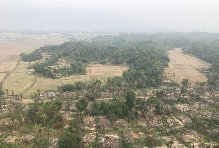 Les restes brûlés d'une communauté Rohingya au Myanmar.