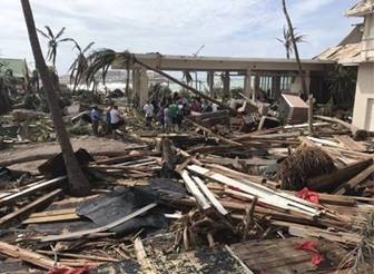 L'entrée d'une station balnéaire est entourée de débris après Ouragan Irma (2017).