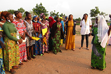 Habiba anime une s&eacute;ance de sensibilisation &agrave; l&rsquo;intention de ses pairs.