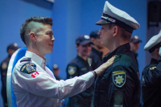 L&rsquo;inspectrice Blayr Schmidt avec des membres d&rsquo;un service de police partenaire, dans le cadre d&rsquo;une mission internationale.